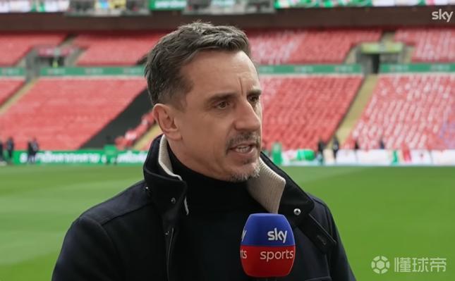 内维尔：凯帕的糟糕处理导致了丢球，这是一次超级巨大的失误