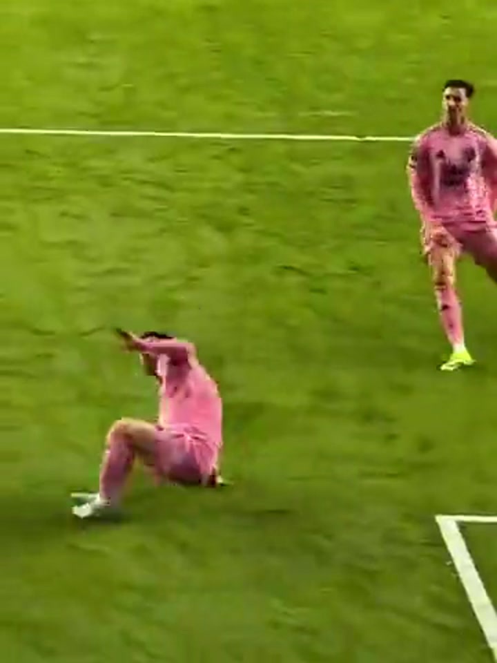 38岁的梅西努力回追防守，滑铲封堵对手传中