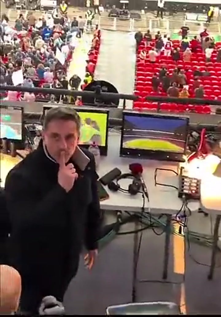 内维尔遭曼城球迷齐声嘲讽“混蛋”，前者做闭嘴手势淡定回应