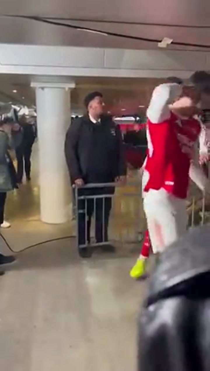 联赛杯决赛失利后，阿尔特塔和阿森纳球员们看起来情绪低落