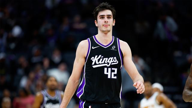 22+10却落选新秀赛，国王二轮秀打疯，德罗赞怒为小弟发声