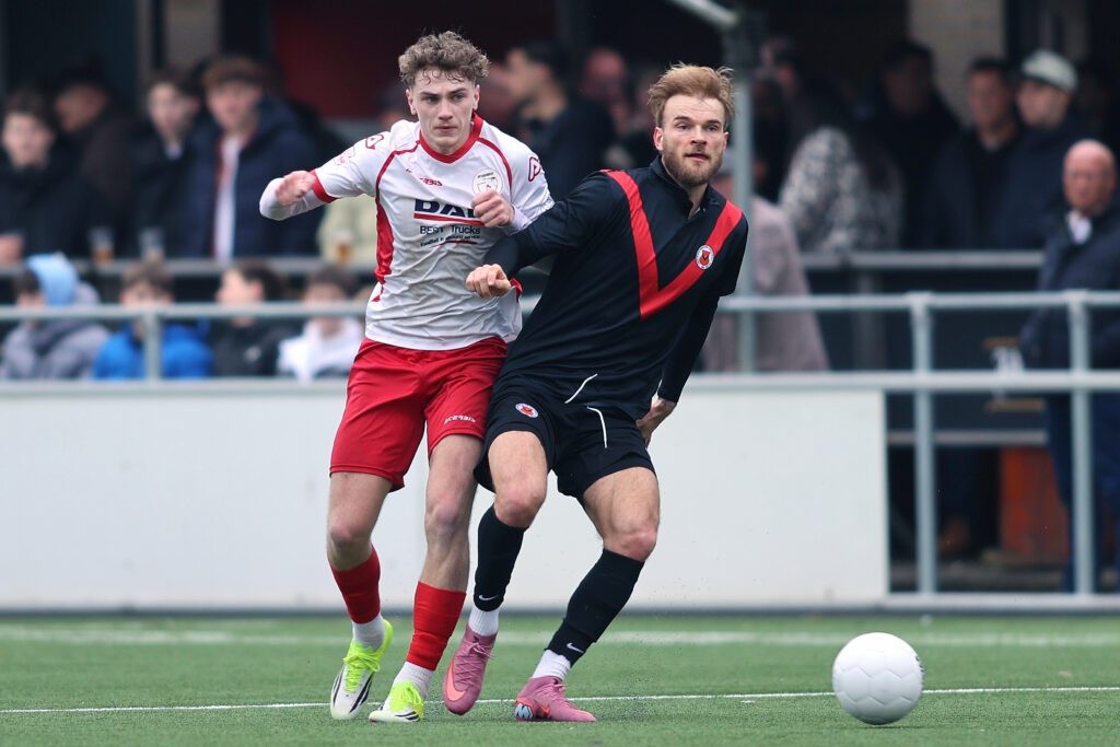 原成都外援提莫-莱切特为荷丙球队出场，他此前曾宣布退役