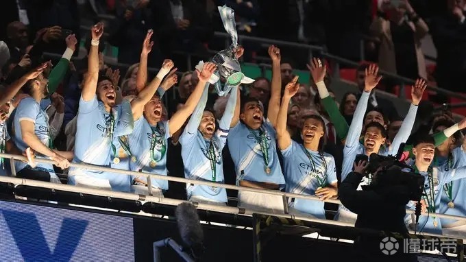 镜报：曼城捧杯时，赖斯、加布、萨利巴和卡拉菲奥里移开目光