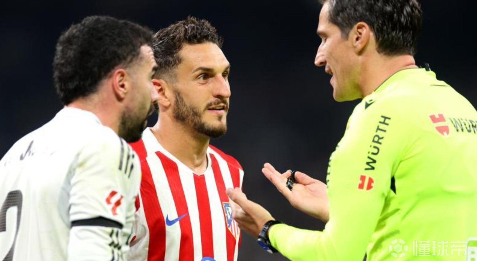 科克：略伦特在禁区里倒地？裁判说他没看到犯规，VAR也没提醒