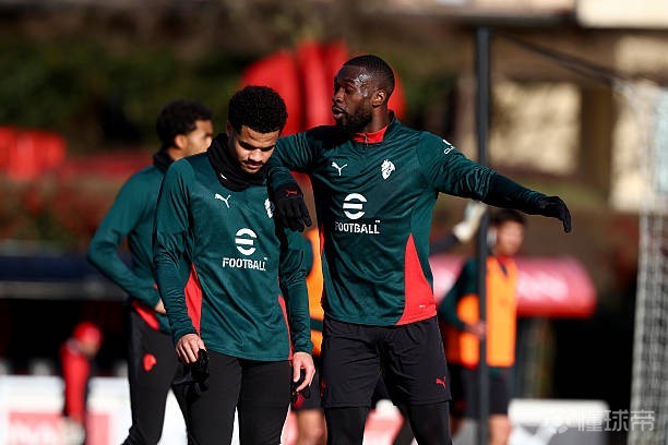 跟队记者：若变阵433，米兰今夏势必需要引进右后卫