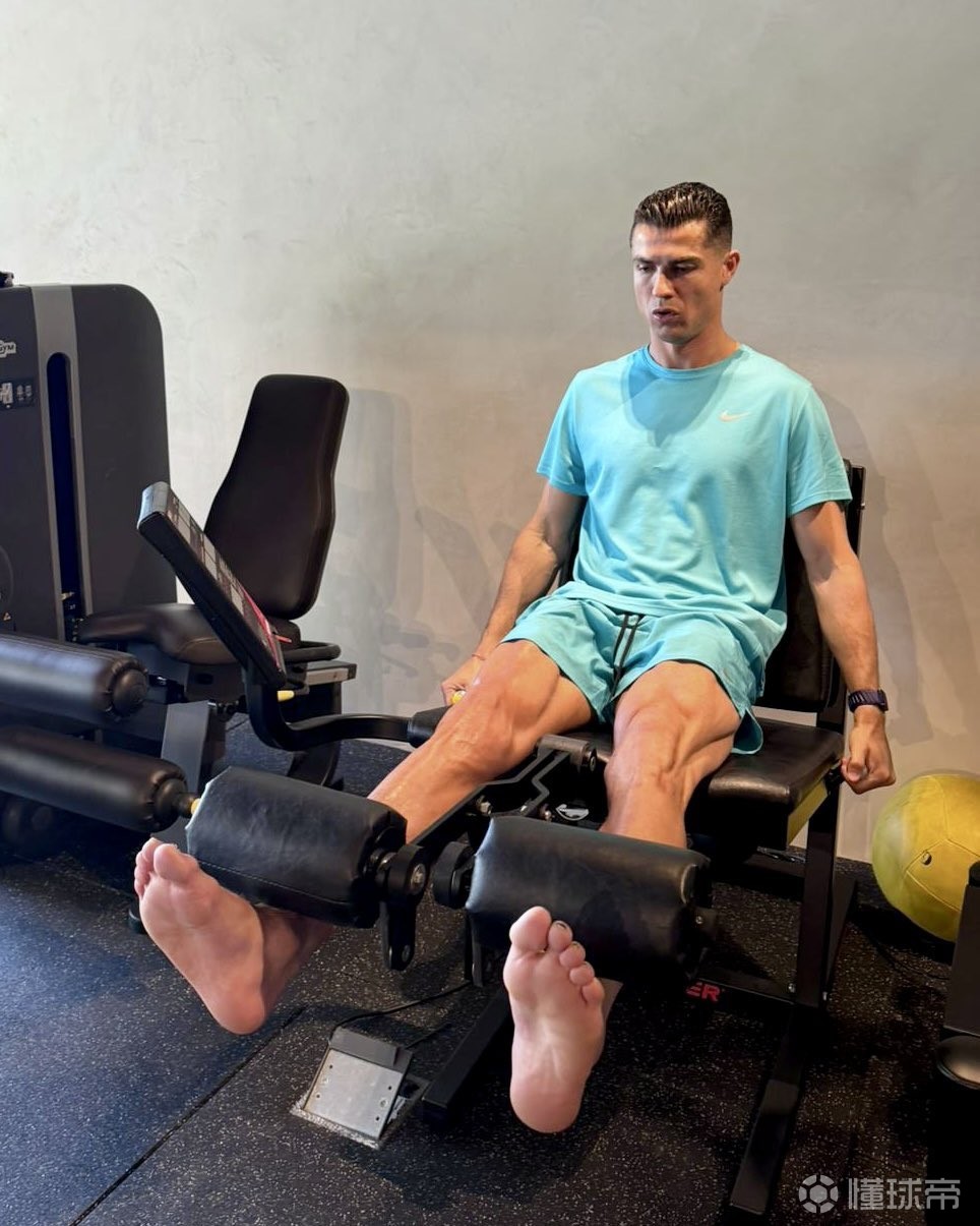 C罗晒健身房训练照：每天都在进步
