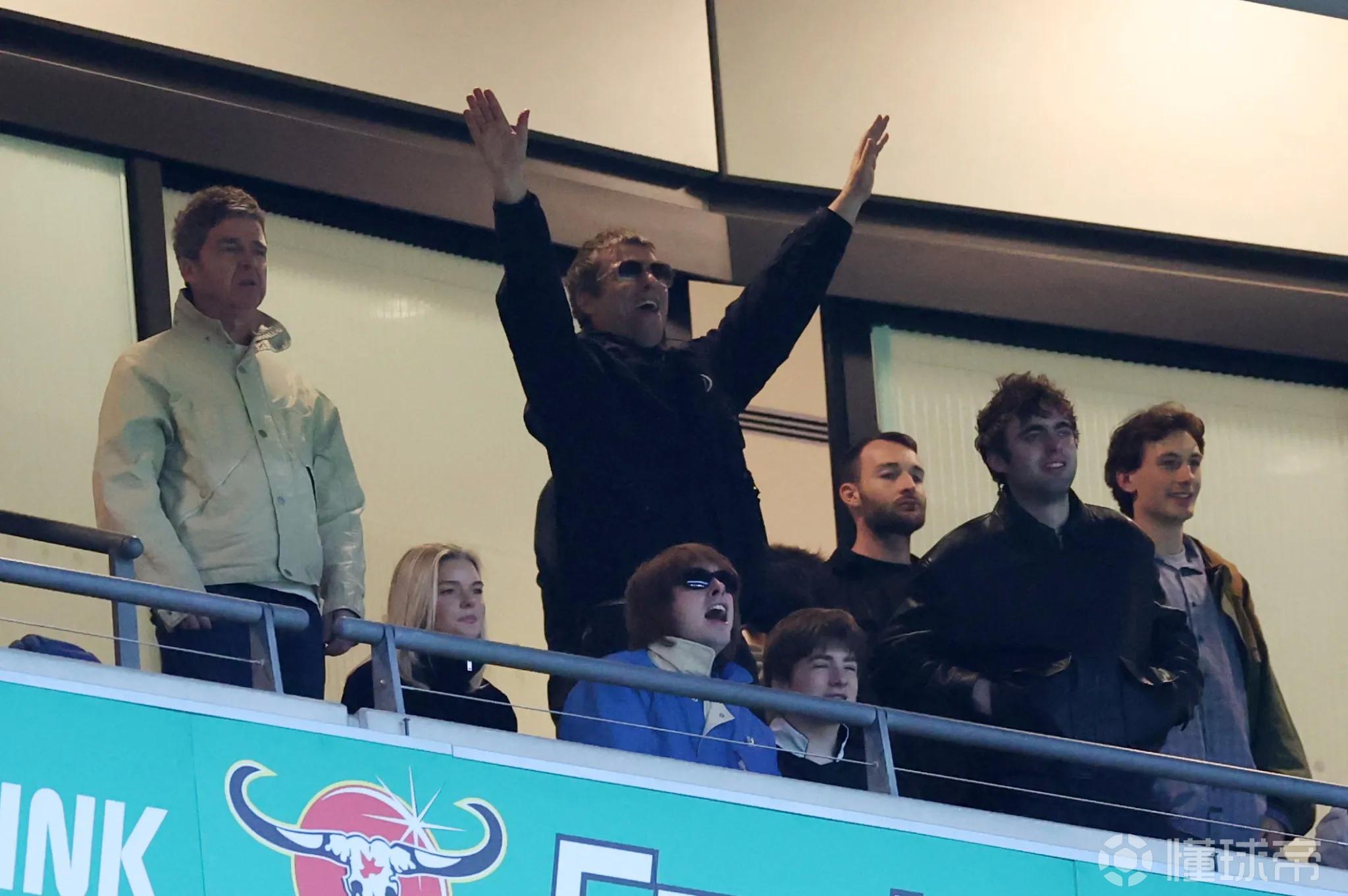 蓝月死忠，绿洲乐队的加拉格尔兄弟一同见证了曼城联赛杯夺冠