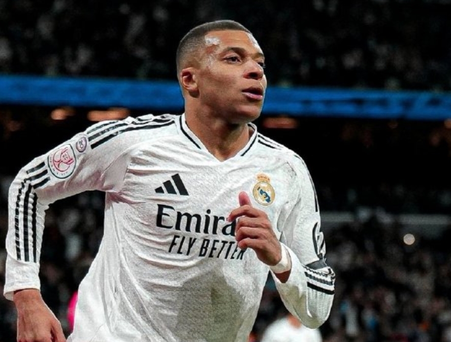 记者：皇马解雇了整个医疗团队 怀疑他们给姆巴佩检查错膝盖