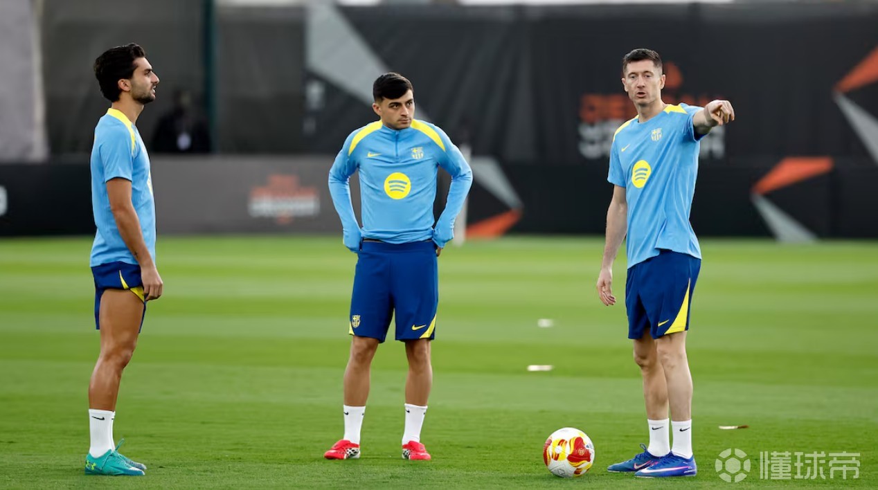 阿斯：巴萨已陷入中锋危机，夏窗若莱万留队将处理费兰的未来