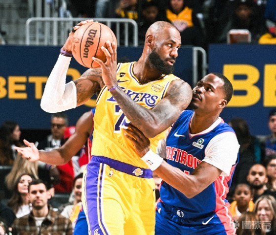 出手数不多，詹姆斯10中4取12分9板10助&上半场0分，正负值-8