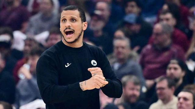 绿军主帅马祖拉获WWE定制金腰带，现场“暴揍”怀特！