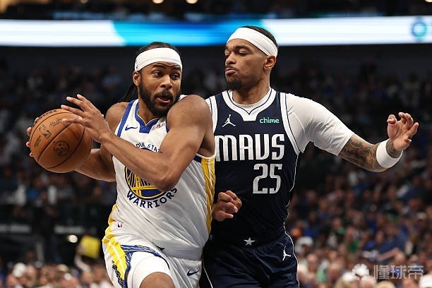 队记：库里等多名勇士球员正在检查室外等待穆迪的检查结果