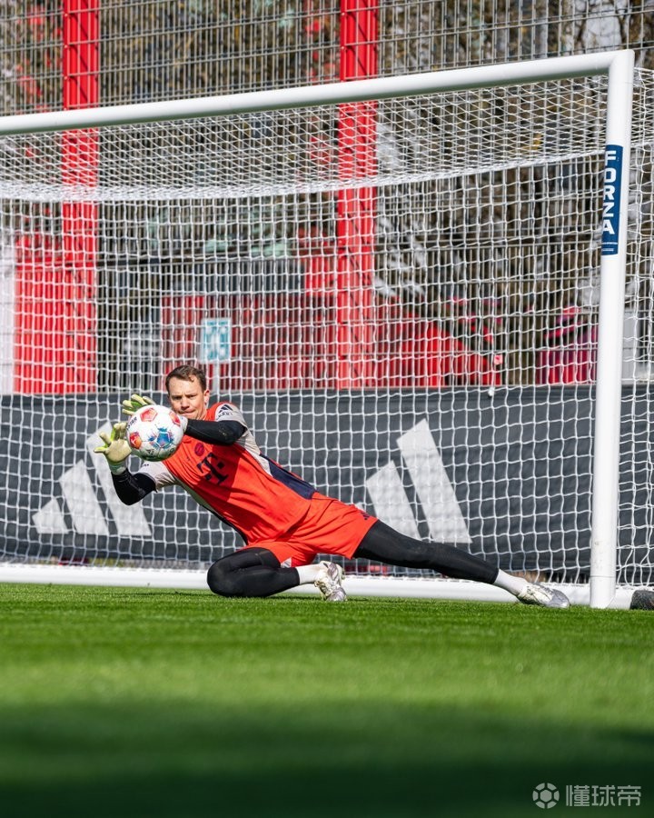 拜仁官方：诺伊尔和阿方索今日在训练中心继续进行单独训练