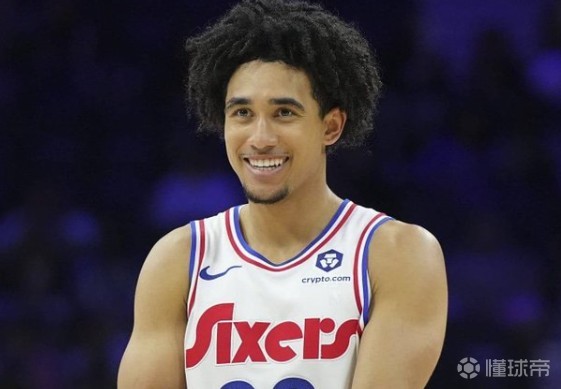 魔仙哥的排面，76人将在今天对阵雷霆的比赛中致敬麦凯恩