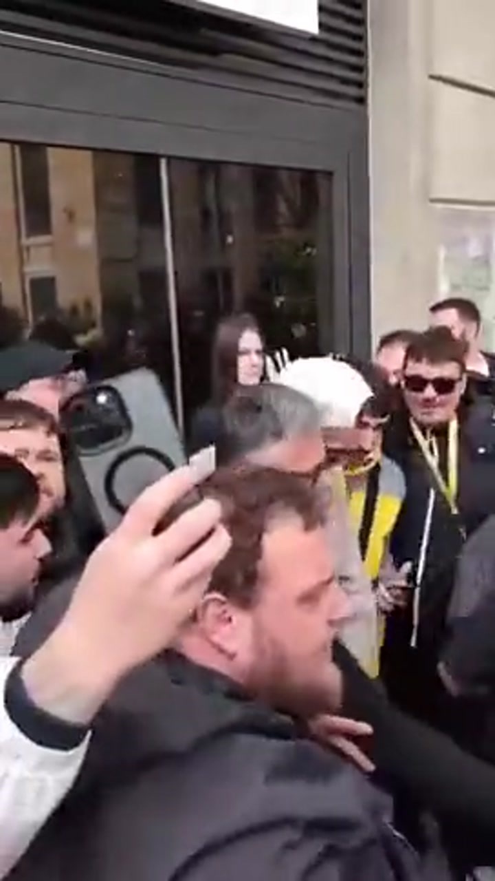 德布劳内在那不勒斯一家香水店外被球迷围住