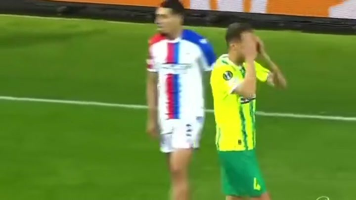 球员场上拳击对手染红？其实为AI生成视频