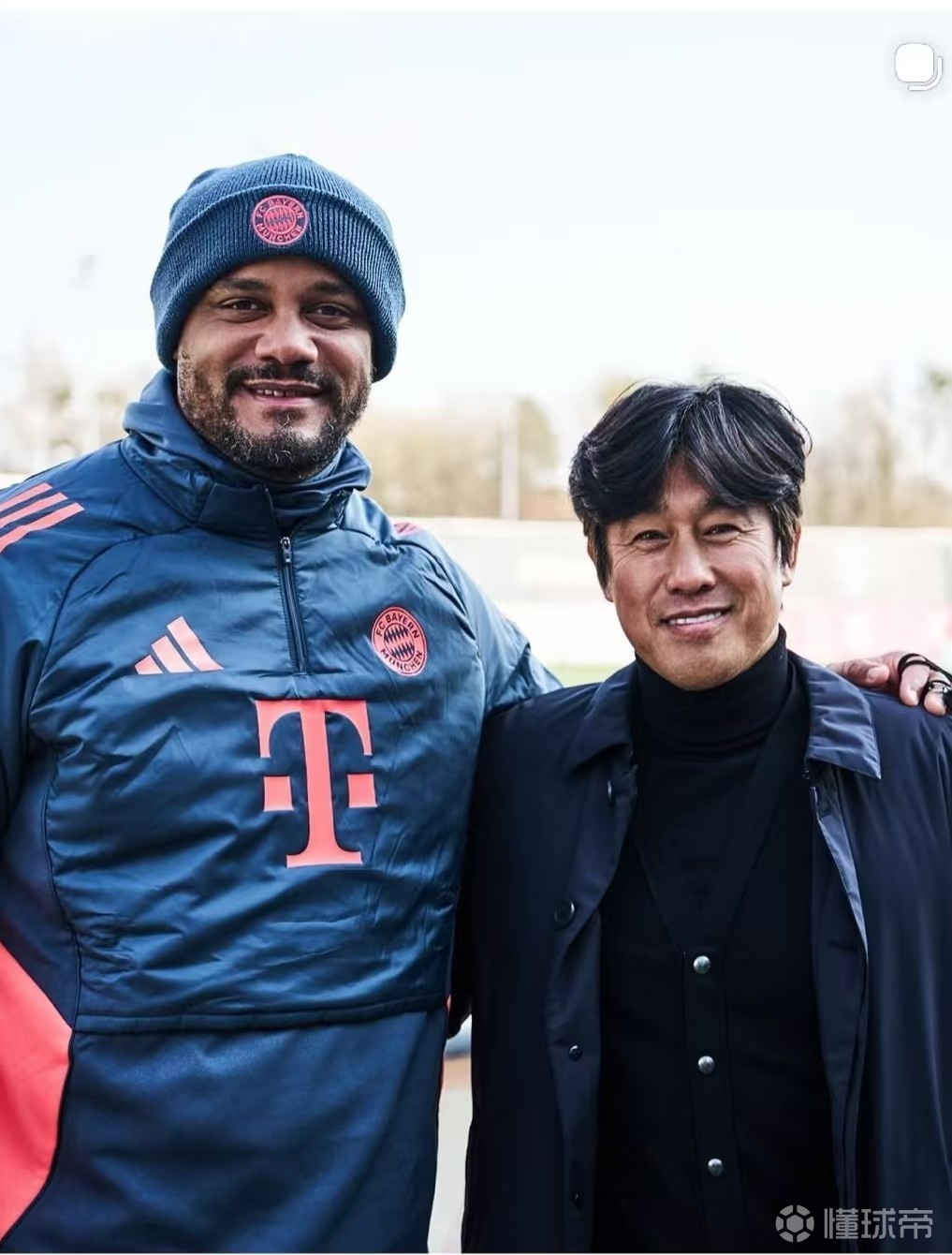 徐正源携助教到访拜仁慕尼黑，与孔帕尼亲切交流