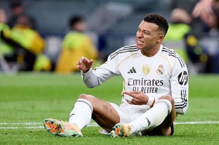 跟队记者：姆巴佩左膝受伤 皇马一开始却检查右膝