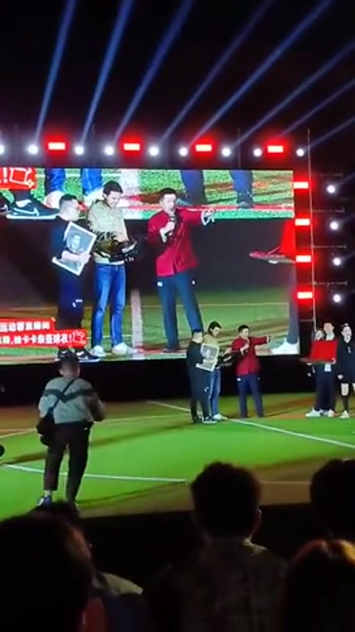 张雪峰见到偶像卡卡很激动：欧冠半决赛对曼联的进球印象最深