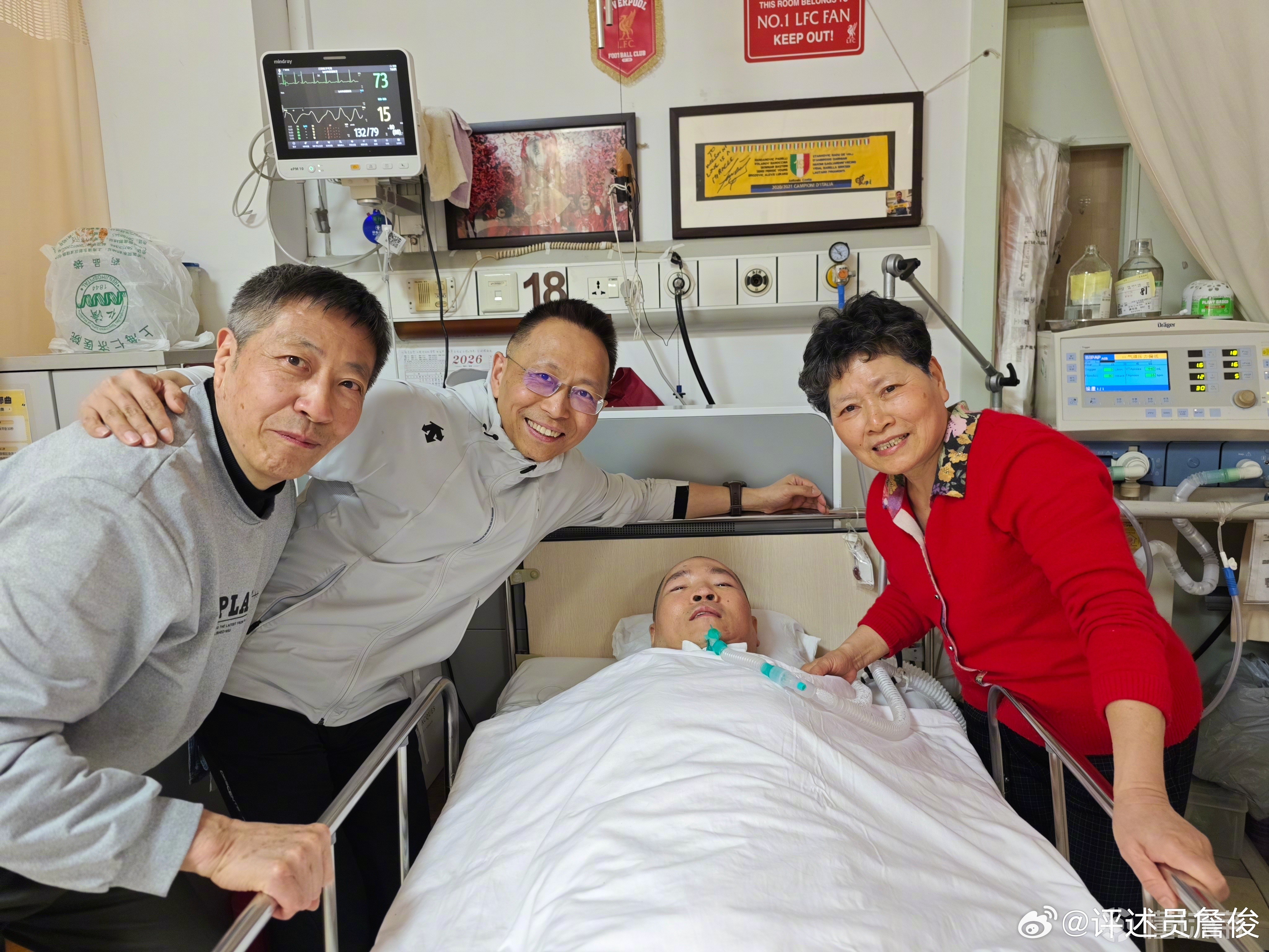 詹俊探望患病利物浦球迷：只要保持健康，好日子就在前面！