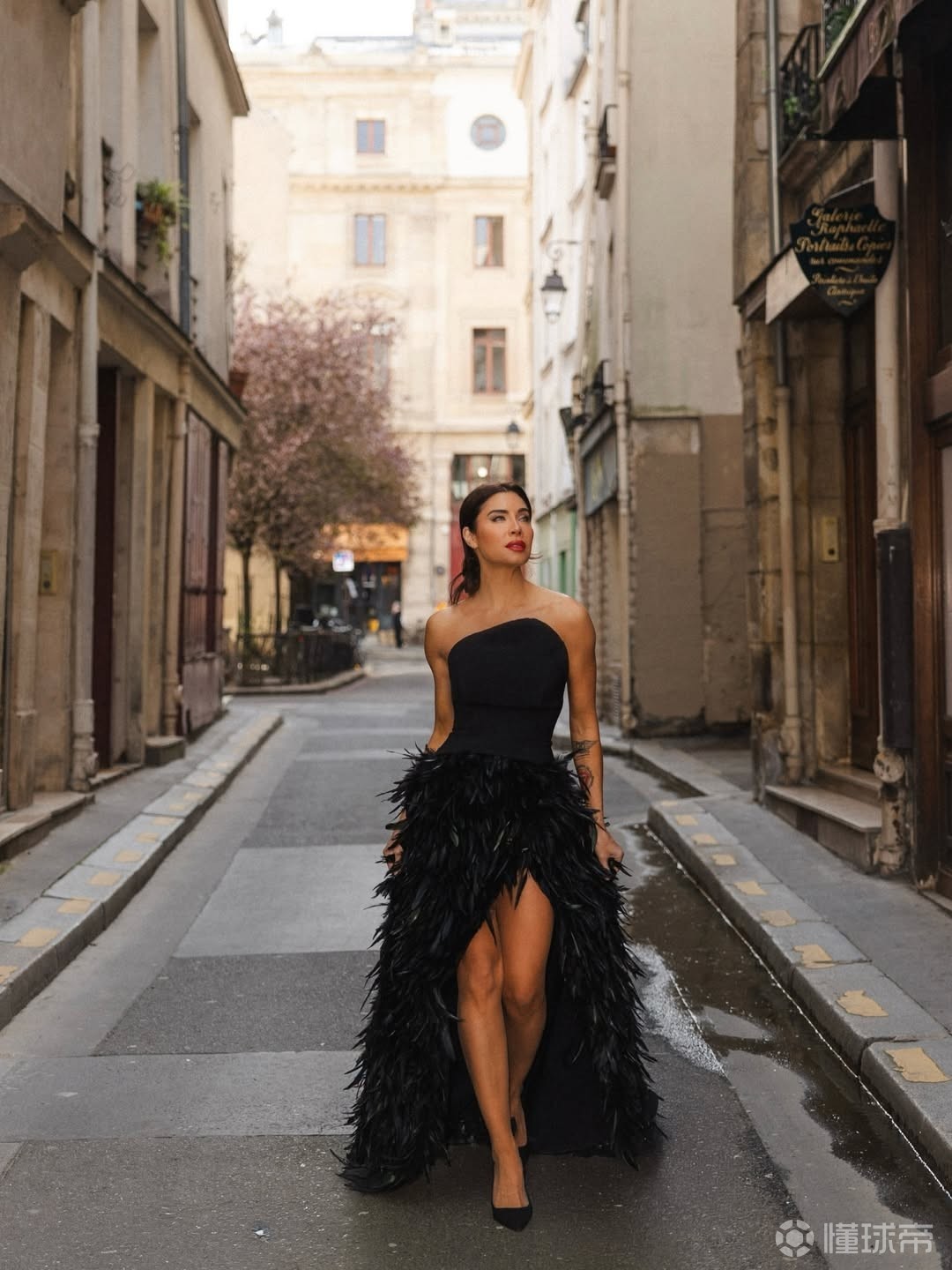 拉莫斯妻子晒巴黎街头时尚写真，定居马德里游历欧洲