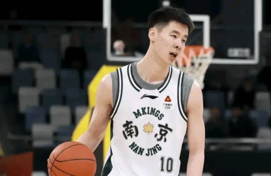同曦男篮官方：郭昊文遭遇踝关节扭伤，预计将缺席两周左右