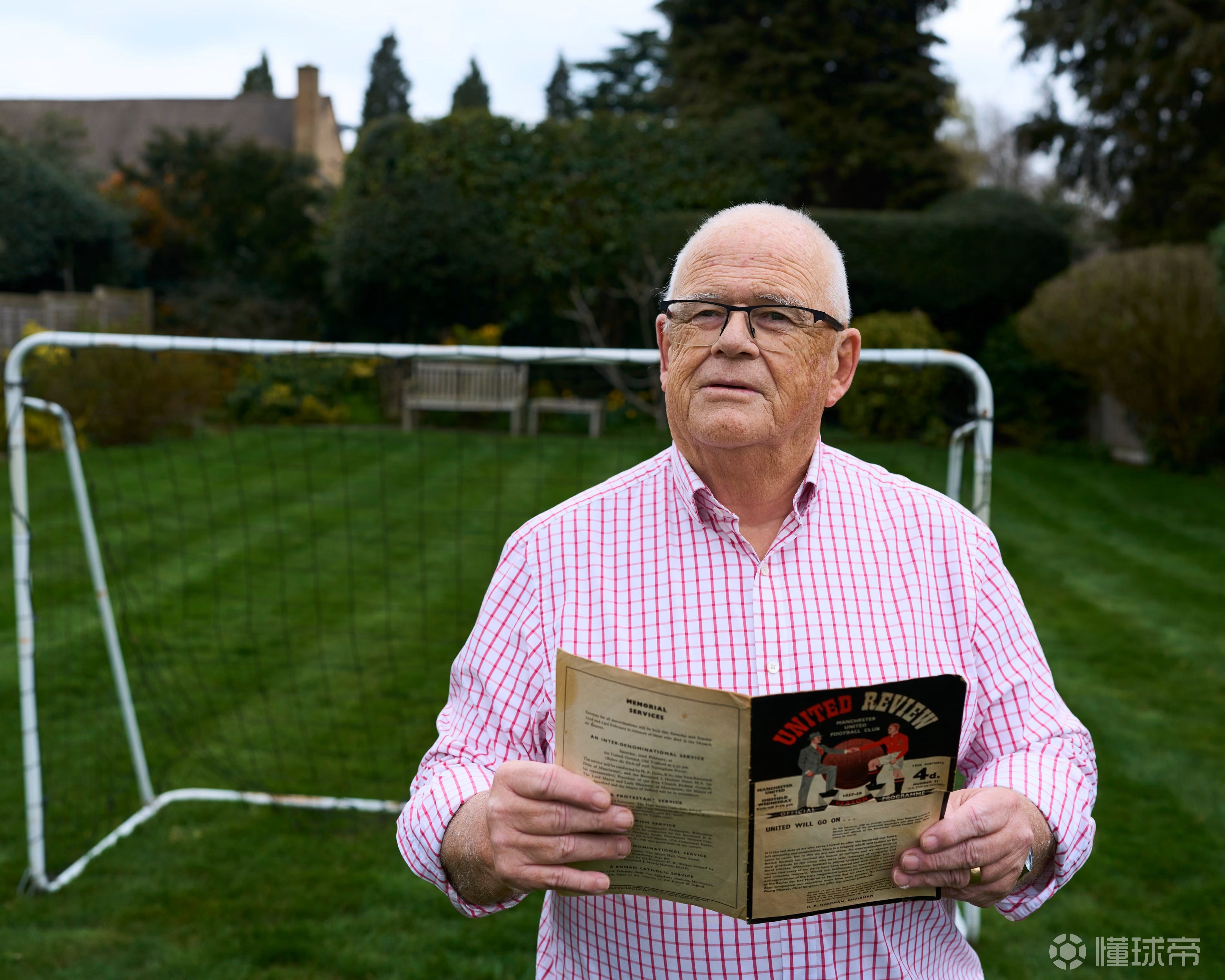 卫报：曼联76岁球迷被迫为VIP让位，共1100名球迷需搬离原位