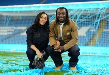 恭喜，曼城前锋多库晒照表示妻子已怀孕