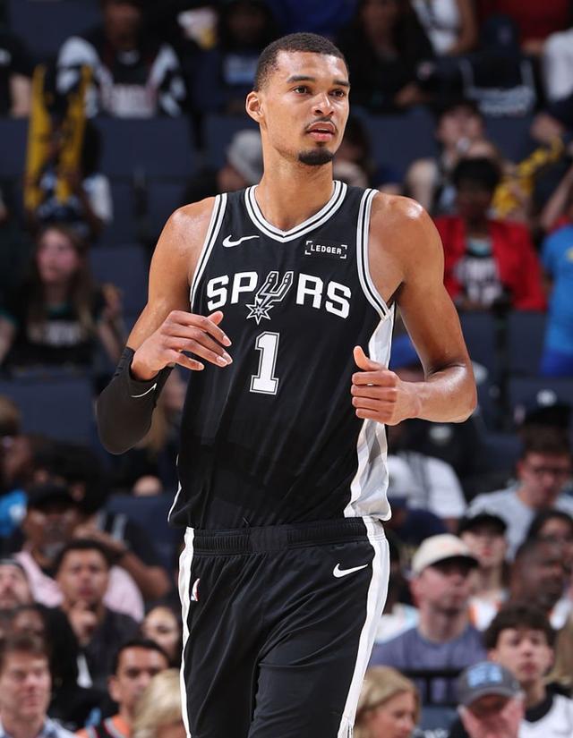 文班亚马惊天隔扣，马刺替补席惊呆了：这是外星人！