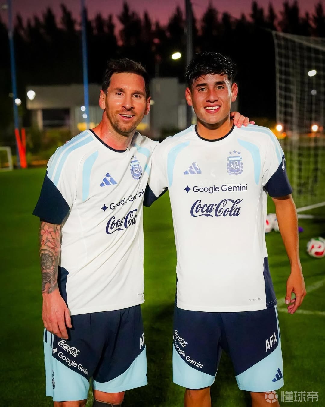 阿根廷小将托马斯-阿兰达分享与梅西合影：难忘的瞬间