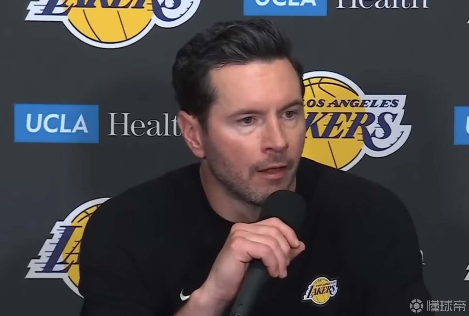 雷迪克：我与詹姆斯有过谈话讨论角色转变，他执行得非常出色