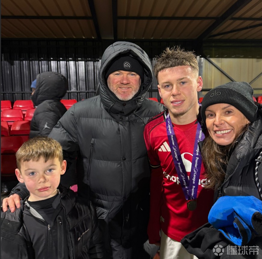 自豪，鲁尼夫妇见证儿子凯随曼联U16夺得英超联赛盾杯冠军