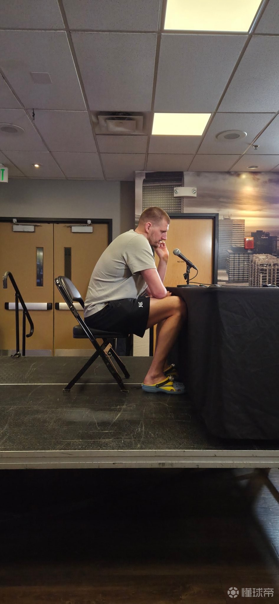 心有猛虎细嗅蔷薇，约基奇赛后穿小黄人洞洞鞋出席新闻发布会