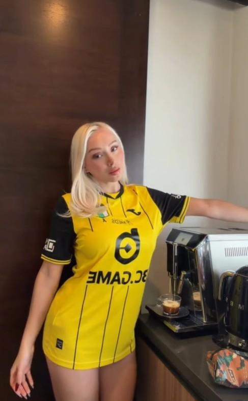 主帅不走我不脱！C罗绯闻前女友放狠话：球队踢太烂毁我X生活