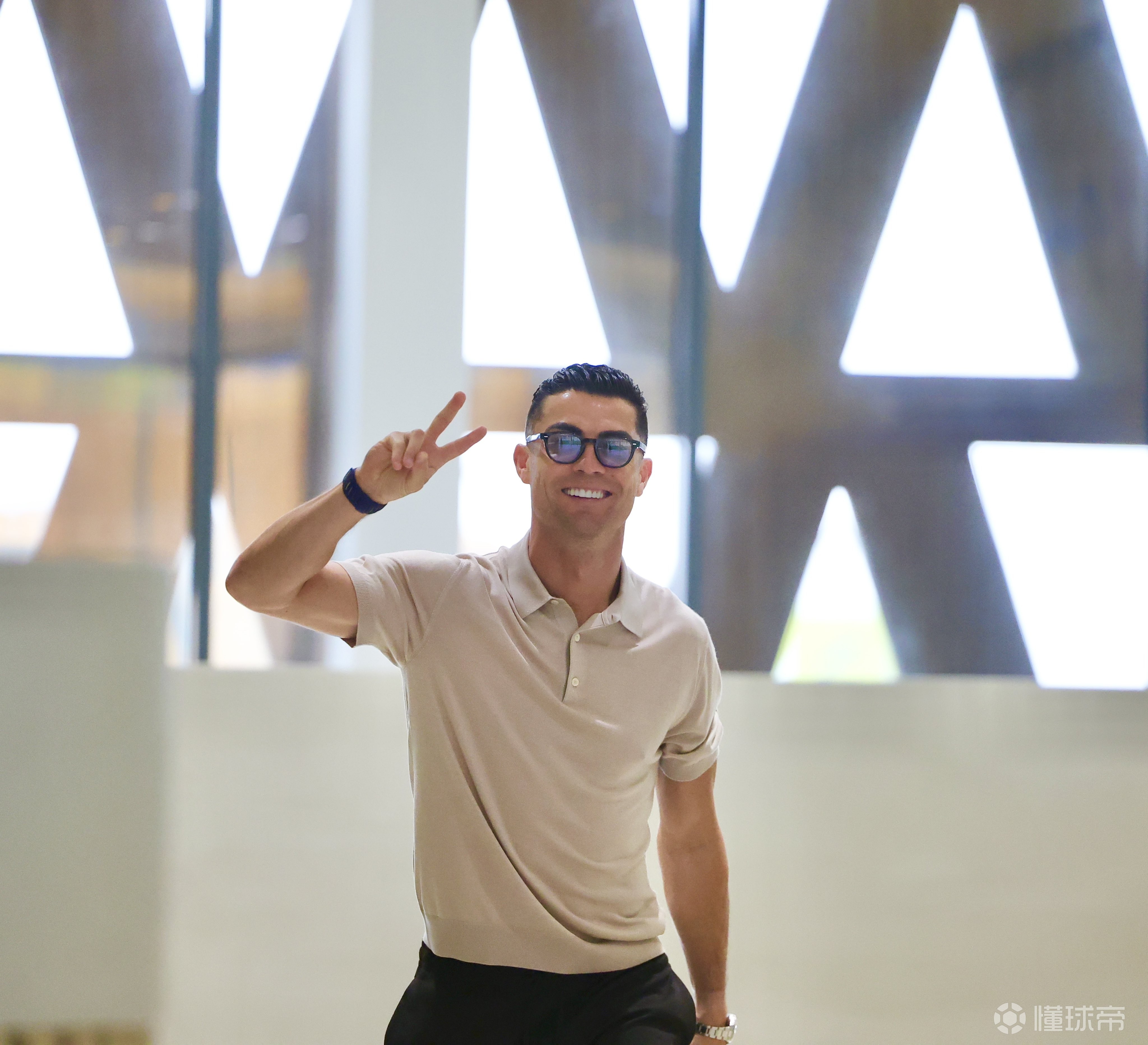 利雅得胜利社媒晒球员回归照，C罗面对镜头比出“胜利”手势