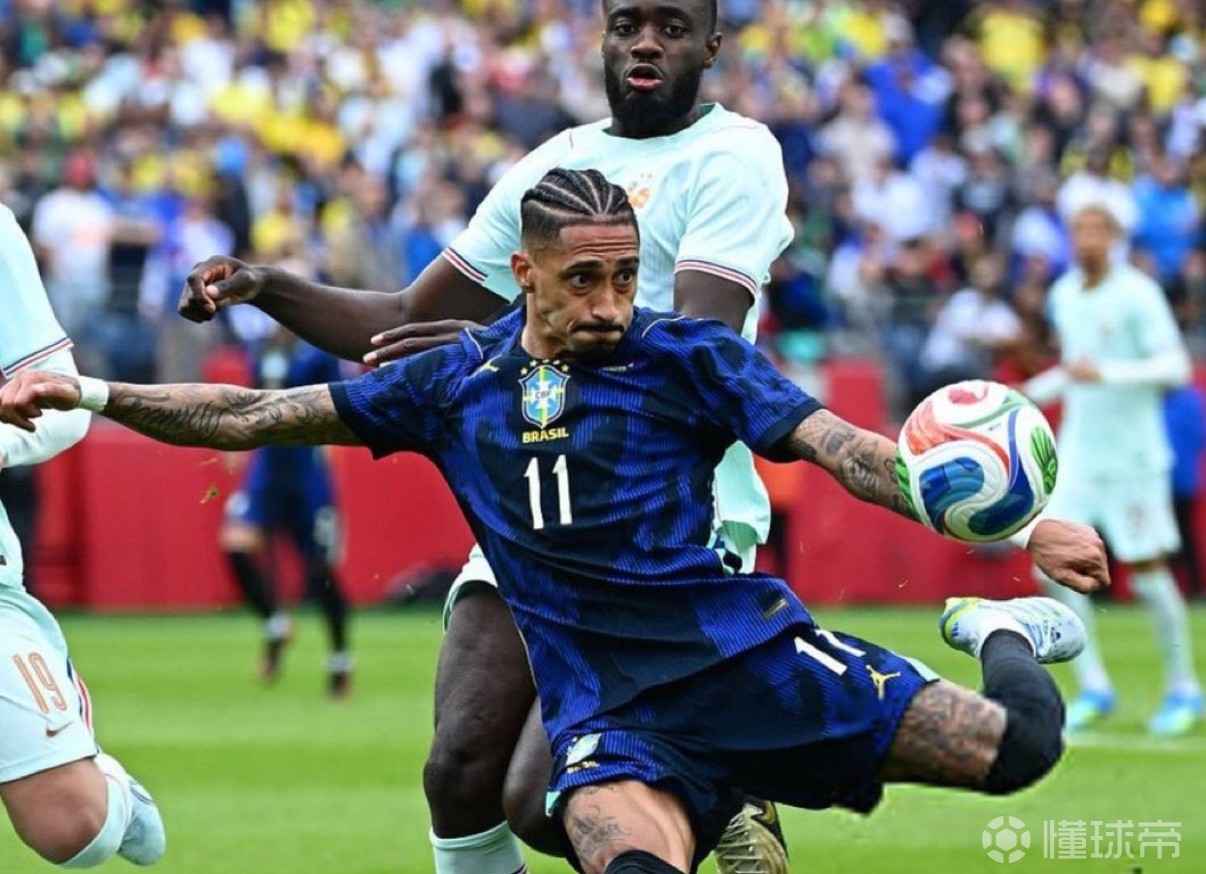 TNT：拉菲尼亚因右大腿肌肉疼痛半场被换下