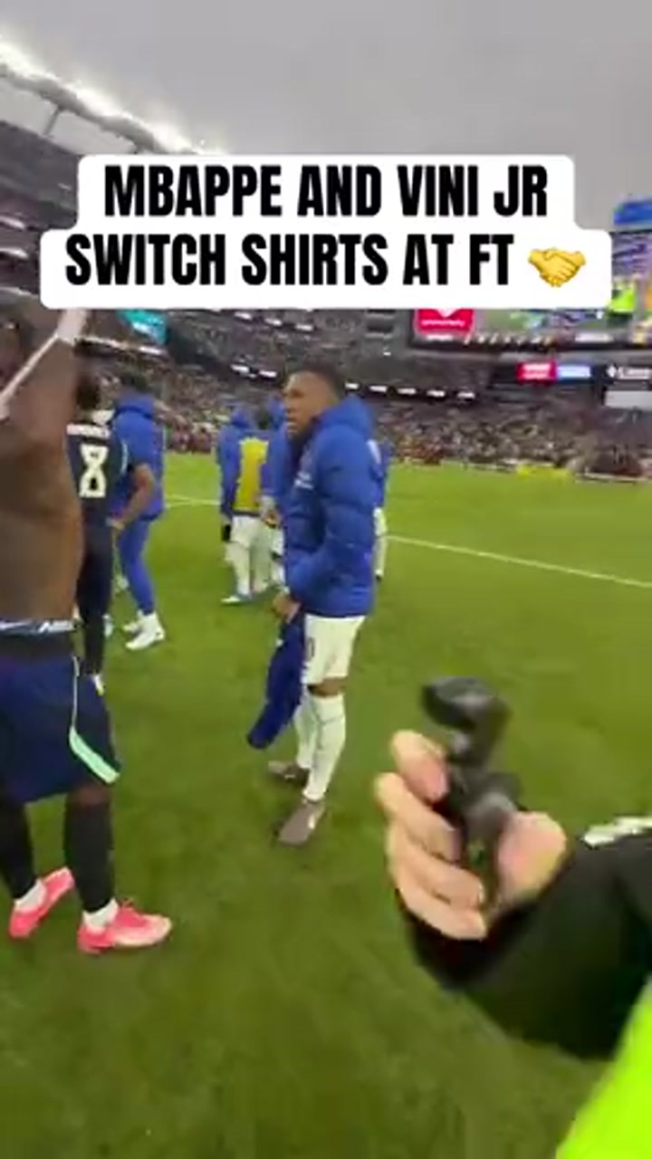 姆巴佩和维尼修斯闲聊时一个穿羽绒服一个穿小背心