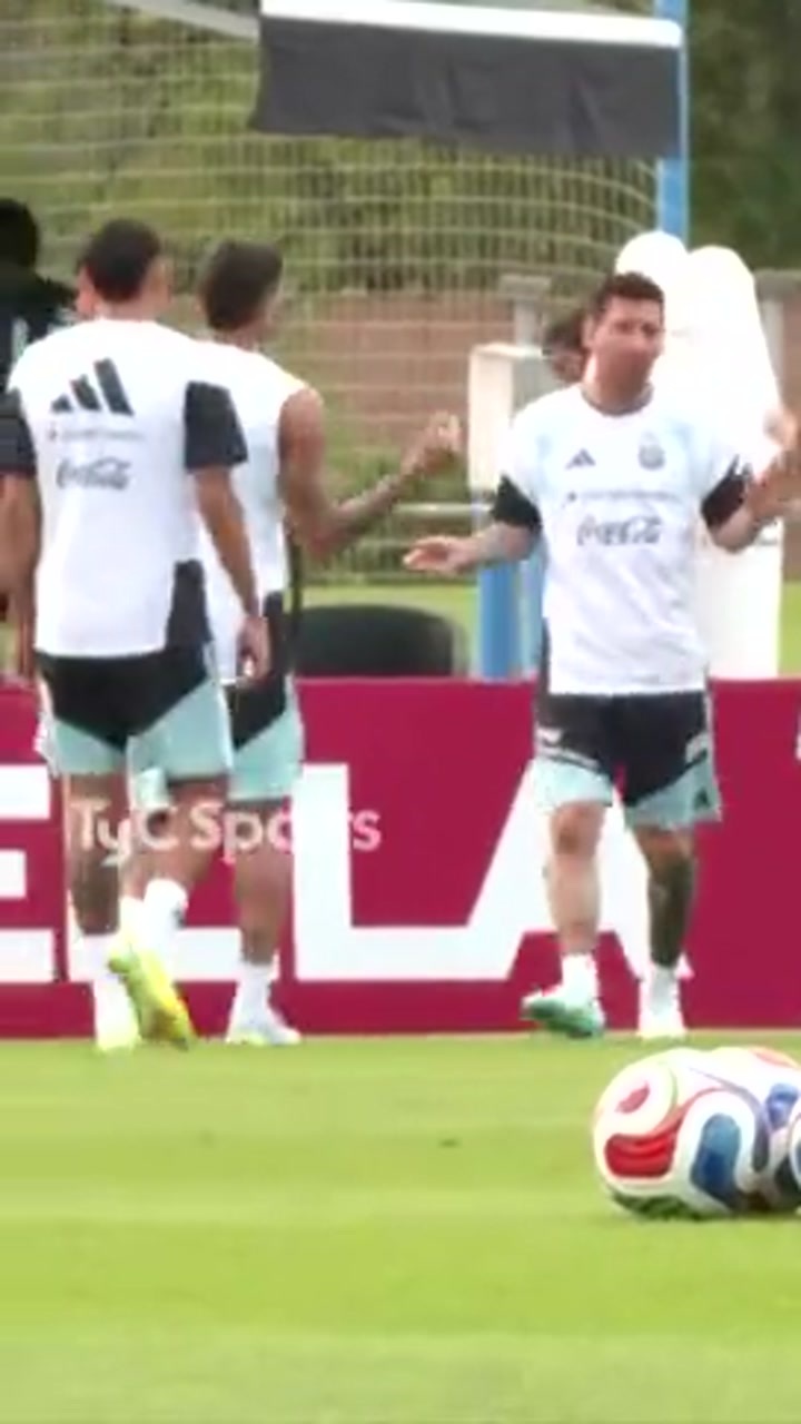 梅西在训练中犯错 面对队友“质问”连连后退