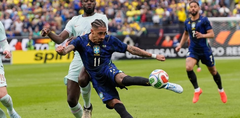 世体：巴萨与巴西队队医进行了沟通，拉菲尼亚可能存在伤病