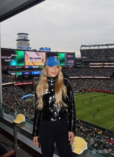 妻子晒现场观战巴西vs法国照，恩德里克评论“我爱你”