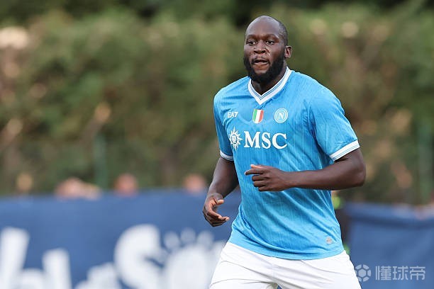 记者：卢卡库拒绝回到那不勒斯进行恢复，他将遭到俱乐部罚款
