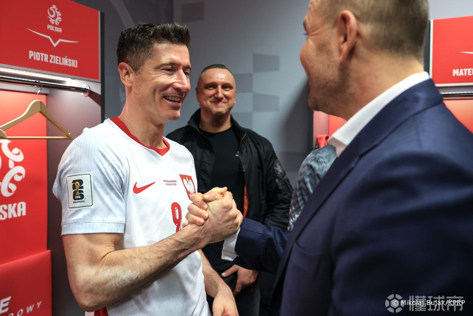 重视，波兰总统观战世欧预附加赛并在赛后进入更衣室与莱万等人互动