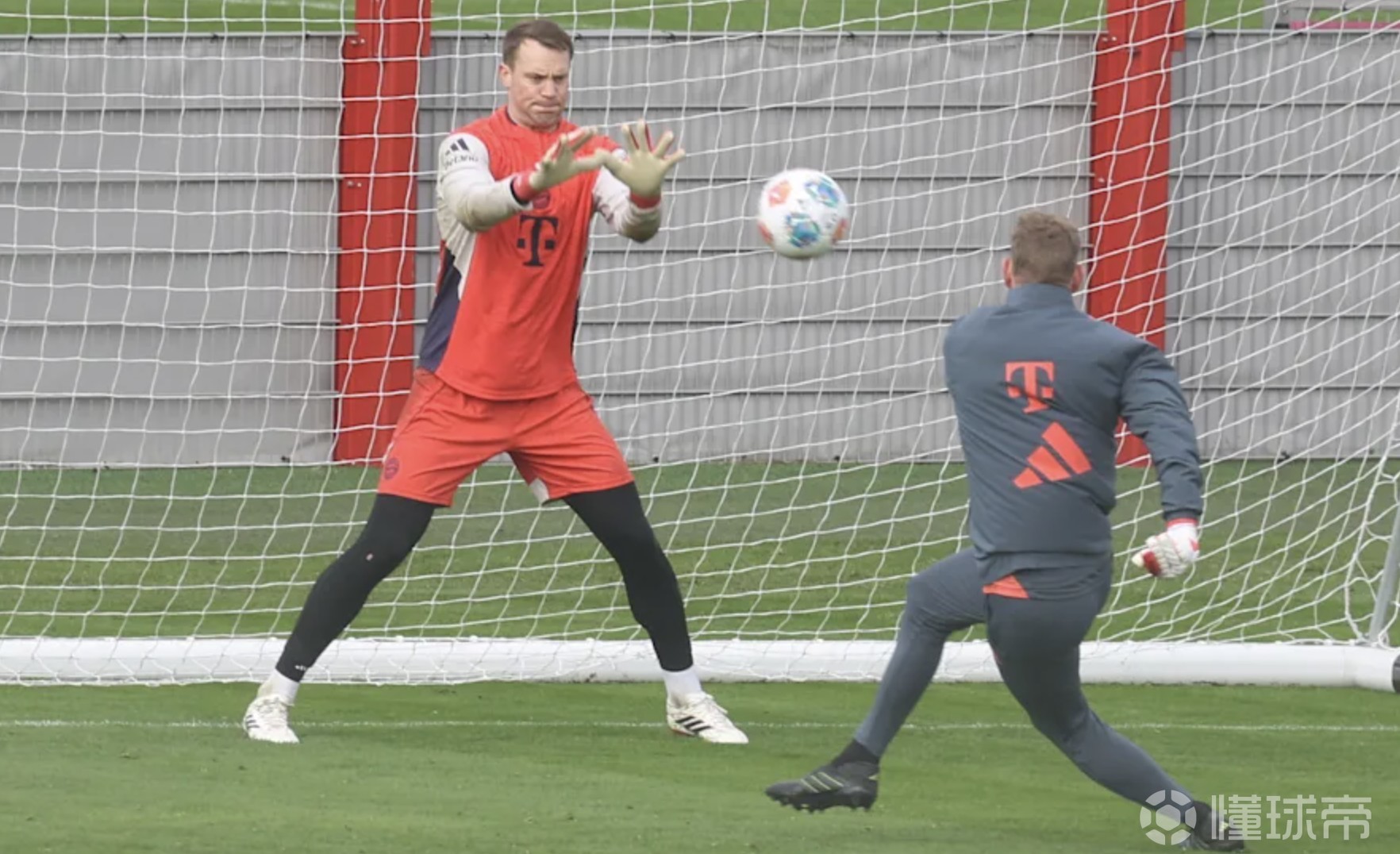 想看看自己的恢复情况，图片报：诺伊尔主动推迟了续约谈判