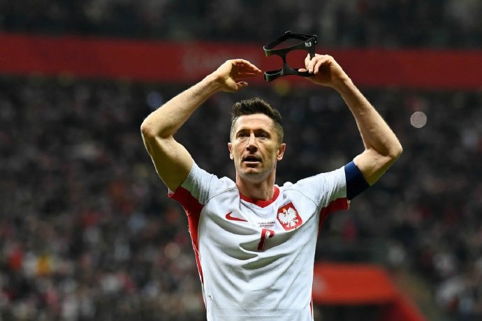 巴萨球员国家队战报：莱万进球波兰晋级，拉菲尼亚出场