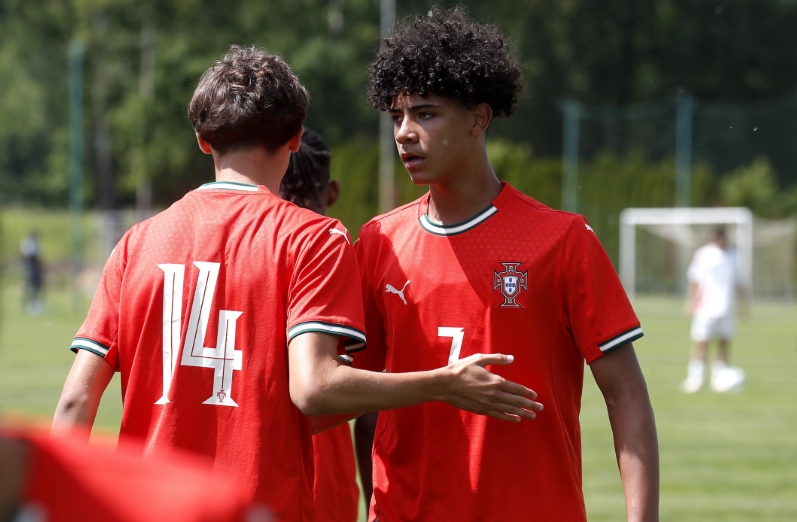 记者：迷你罗正在皇马青训营训练 乔治娜在看台上关注