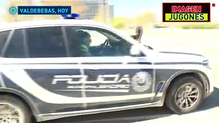 阿诺德离开皇马基地时停车为球迷签名 结果被警察拦车警告