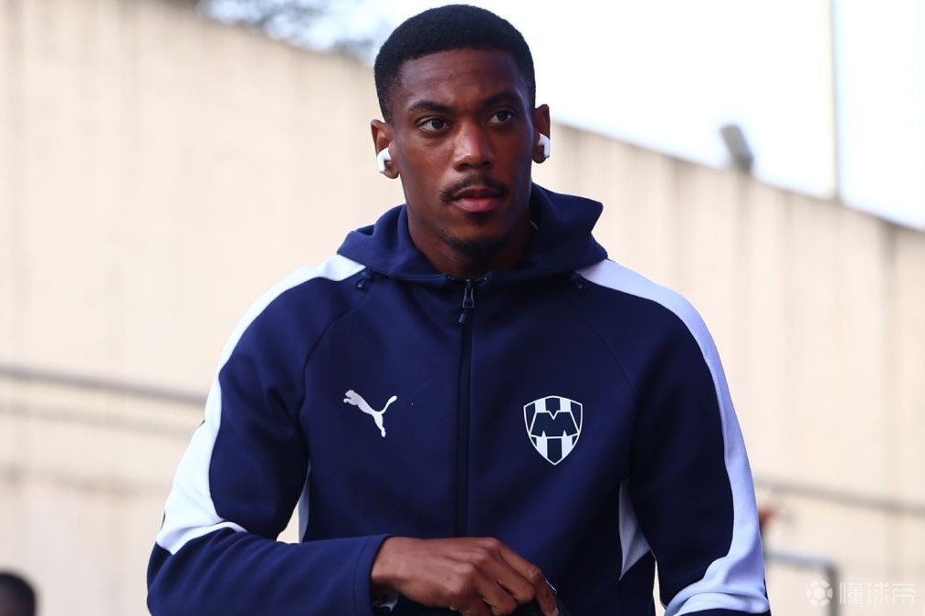 墨媒：马夏尔因不满未被换上，被蒙特雷主帅排除出集体训练