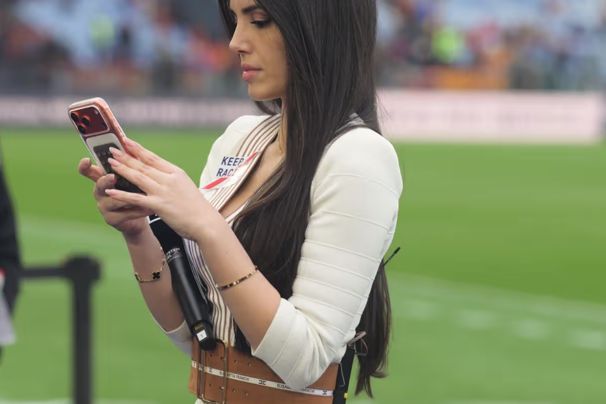 意甲女主播秀脚法惊艳全场，网友：比罗马球员强多了