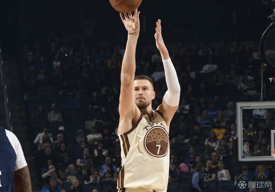 波神：球队有库里这样的老将很重要，我的部分技术就是学甜瓜
