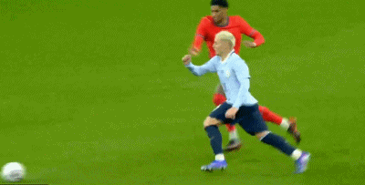 友谊赛凶狠放铲！阿劳霍社媒被冲：世界杯前想毁了福登？